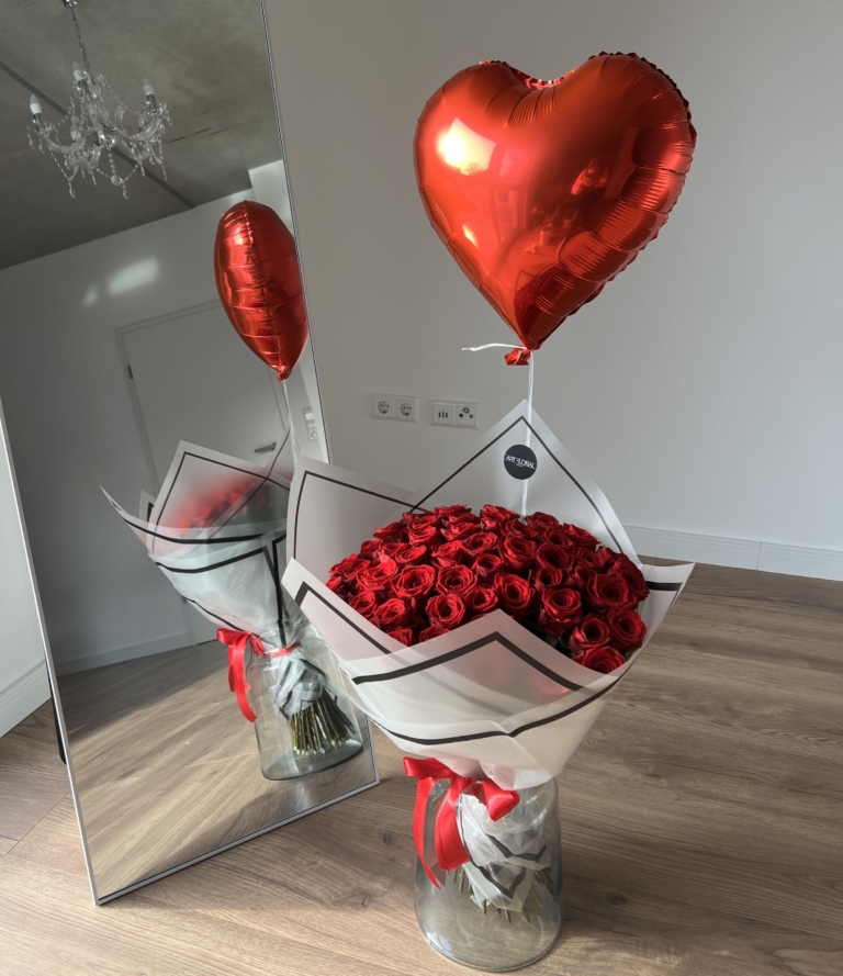 Set aus 50 roten Rosen mit rotem Herzballon aus Helium, stilvoll gebunden.