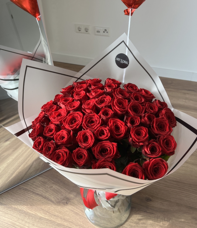 Rosenstrauß mit 50 roten Rosen und rotem Herzballon als romantisches Geschenk.