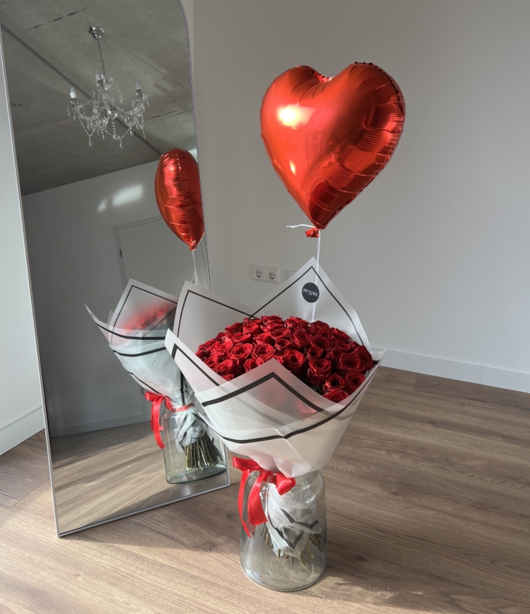 Luxuriöses Geschenkset 50 Rosen mit Helium-Herzballon für Valentinstag oder Jubiläum.