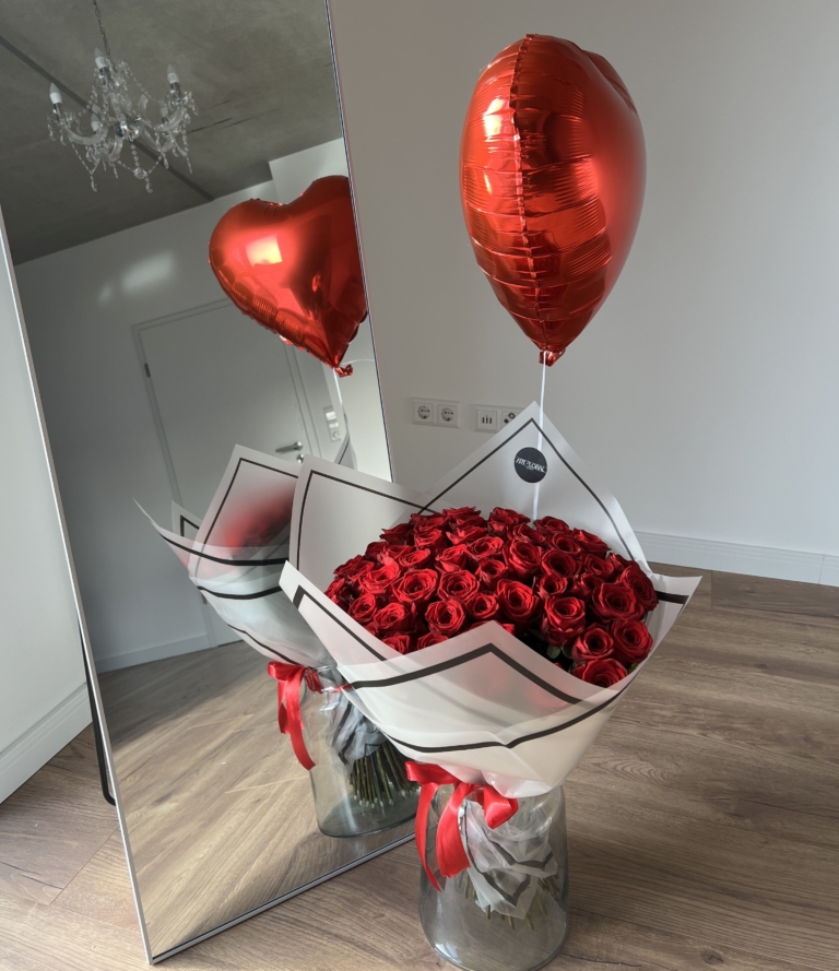 Roter Rosenstrauß mit 50 Rosen und Herzballon in luftgefüllter Helium-Version.