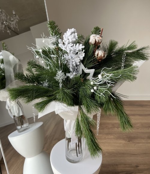 Blumenstrauß Eiskristall mit Tannenzweigen, verschneiten Ästen und Acryl-Eiszapfen.