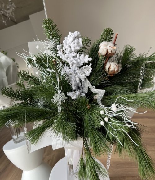 Winterlicher Strauß Eiskristall mit Baumwollzweig und glitzernden Schneeflocken.