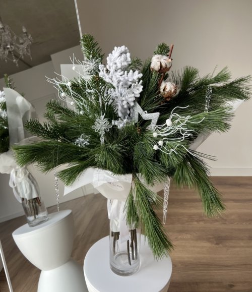 Dekorativer Weihnachtsstrauß Eiskristall mit Schlüssel- und Acryl-Dekoration.