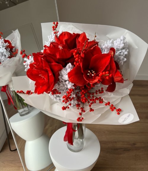 Festlicher Blumenstrauß Roter Frost in moderner weißer Verpackung.