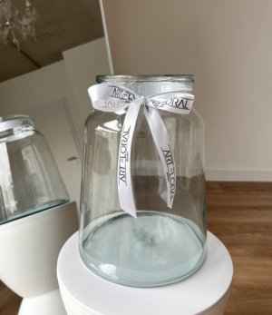 Transparente Blumenvase für 50 Rosen auf hellem Untergrund