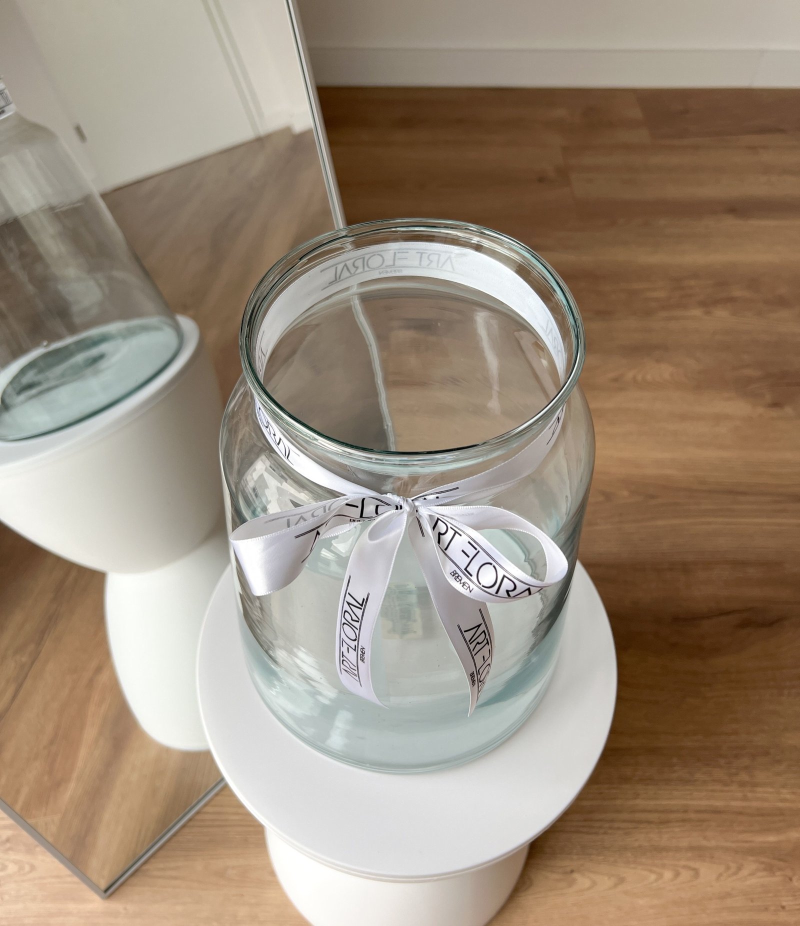 Transparente Blumenvase für 50 Rosen auf hellem Untergrund