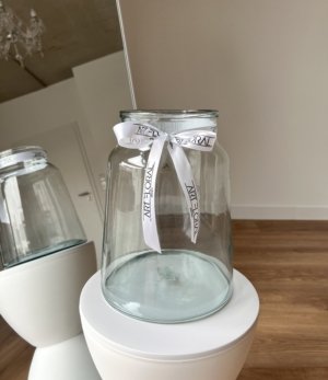 Elegante Glasvase für 50 Rosen in moderner Raumdekoration