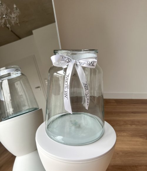 Elegante Glasvase für 50 Rosen in moderner Raumdekoration