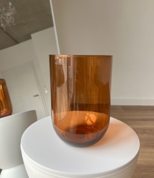 Halbtransparente braune Glasvase „Cognacglas“ auf hellem Hintergrund