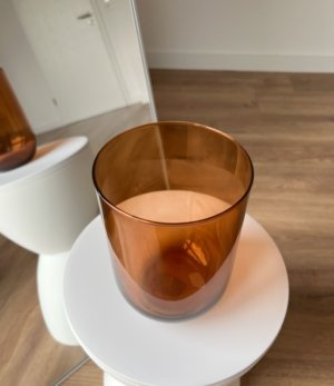 Vase „Cognacglas“ in Nahaufnahme – Detailansicht des braunen Glases