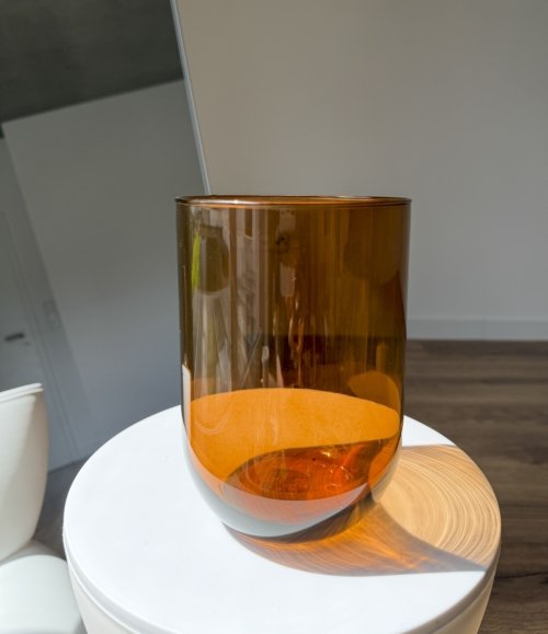 Blumenvase „Cognacglas“ aus Glas in Cognacfarbe