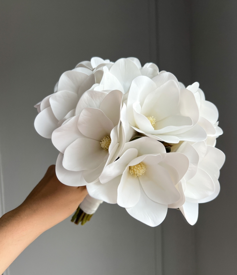 Hochzeitsstrauß Weiße Magnolie in elegantem Weiß