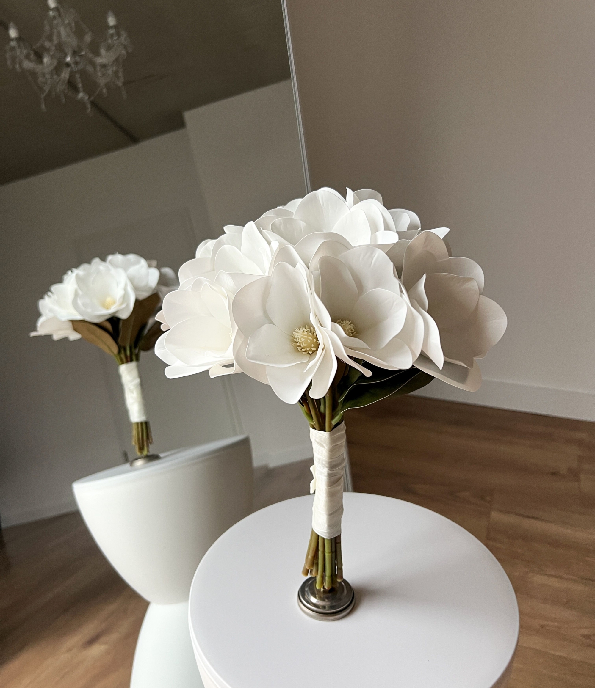 Künstlicher Brautstrauß mit weißen Magnolienblüten