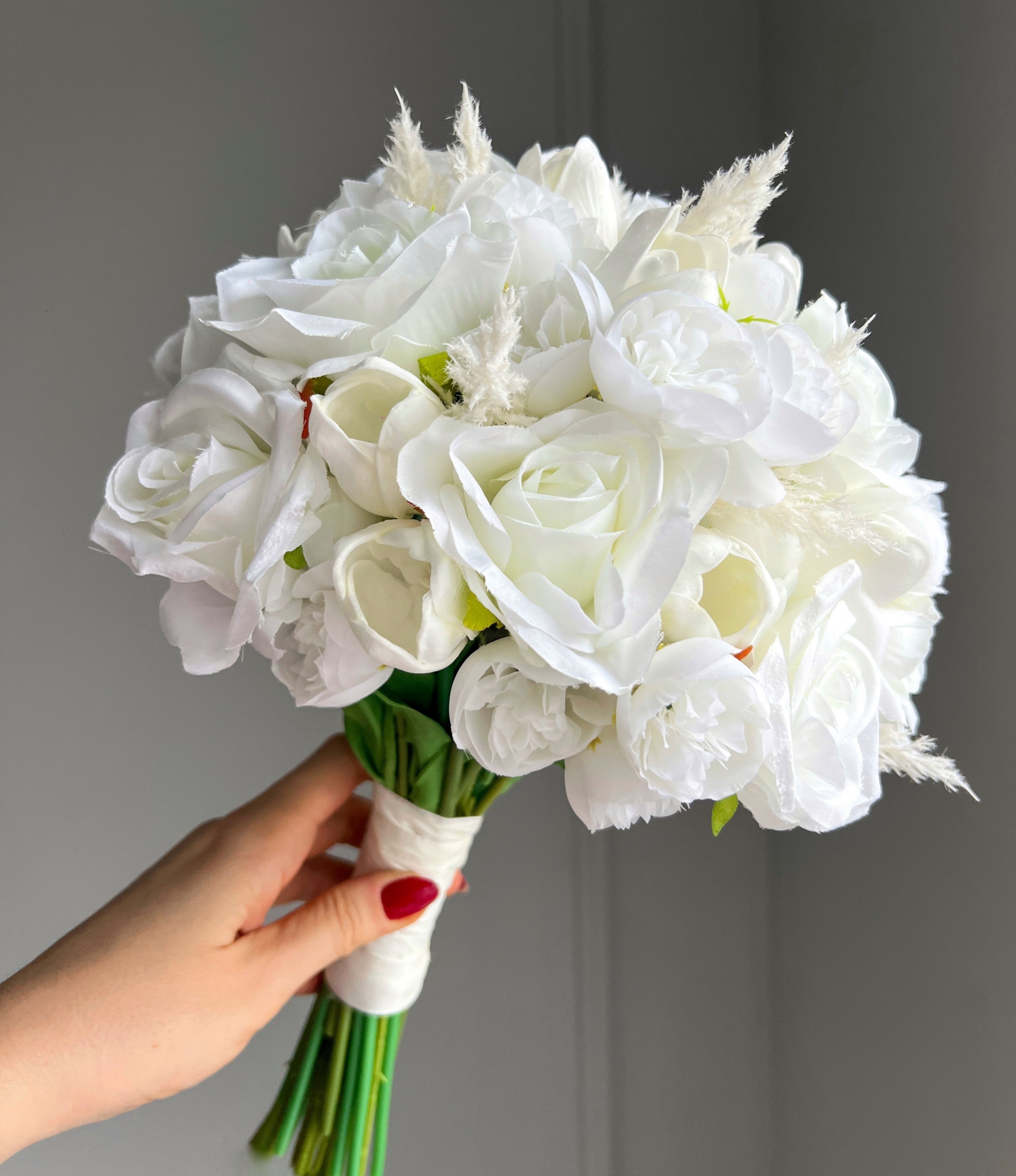 Brautstrauß Pure White aus künstlichen Rosen und Tulpen