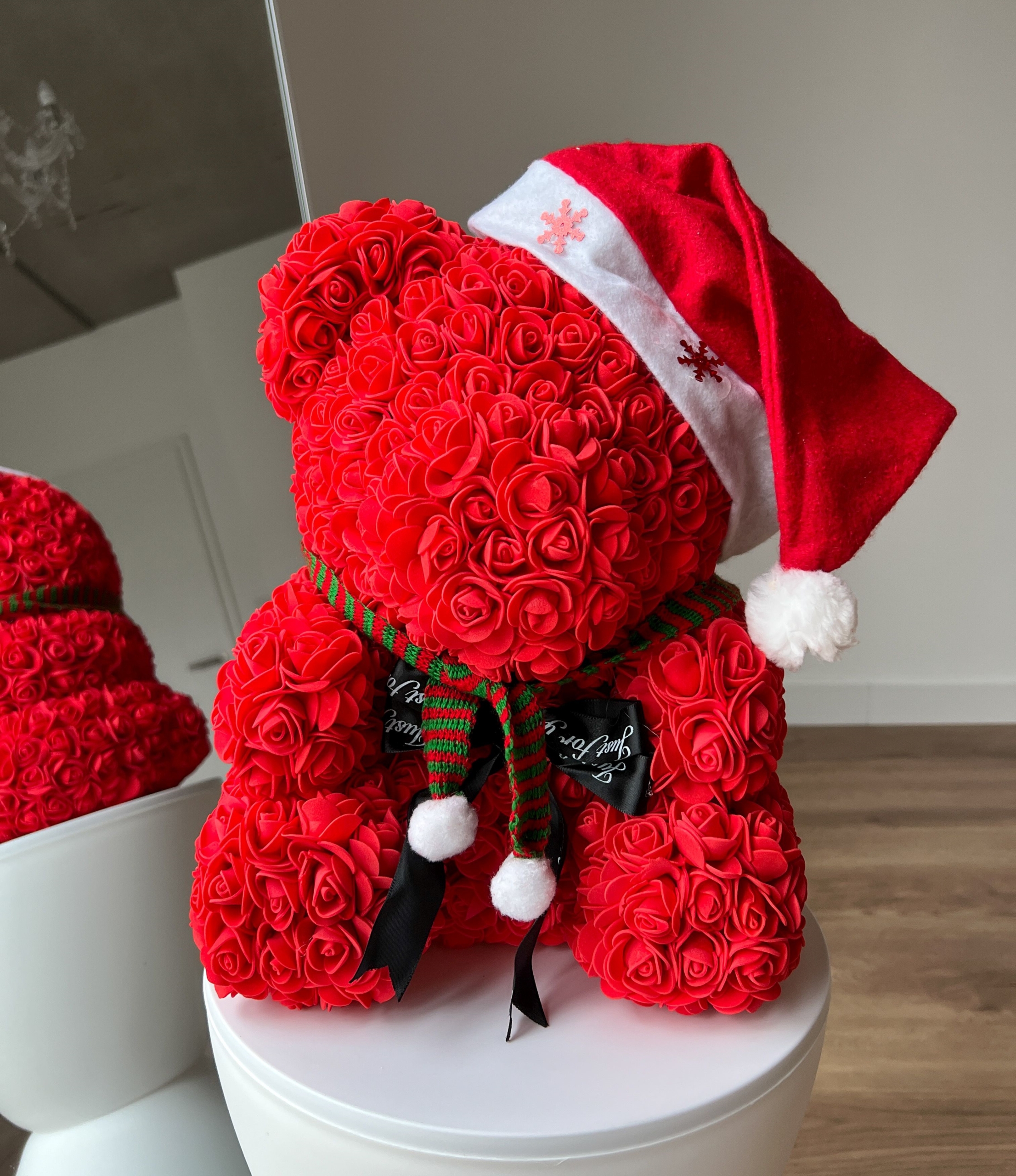 Roter Rosenbär mit Weihnachtsmütze – festliches Geschenk aus Rosen.