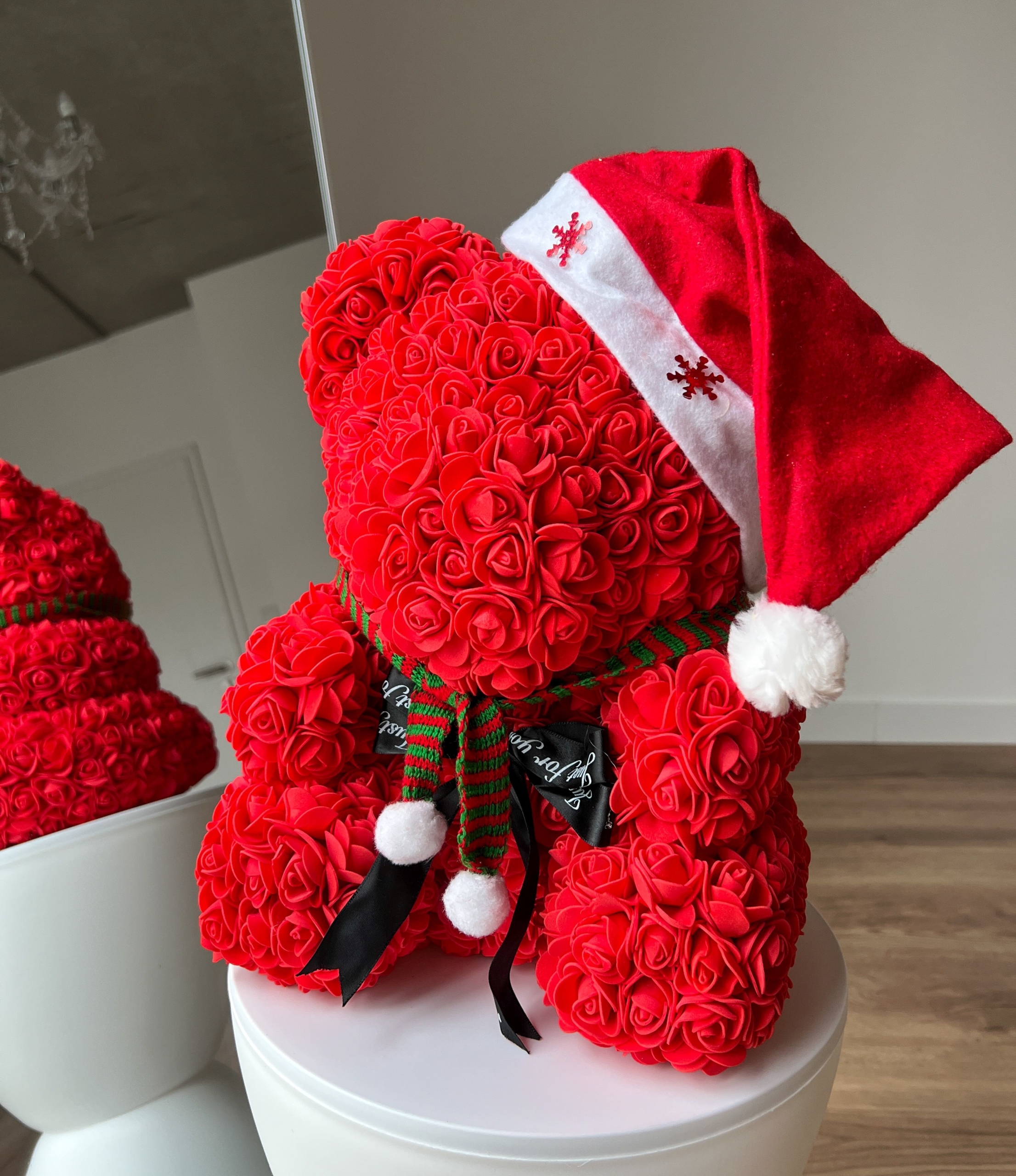 Roter Rosenbär mit Weihnachtsmütze – festliches Geschenk aus Rosen.