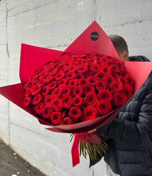 Blumenstrauß 100 rote Rosen dicht gebunden in Rot