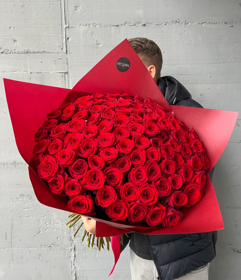 Rosenstrauß 100 rote Rosen mit roter Geschenkverpackung