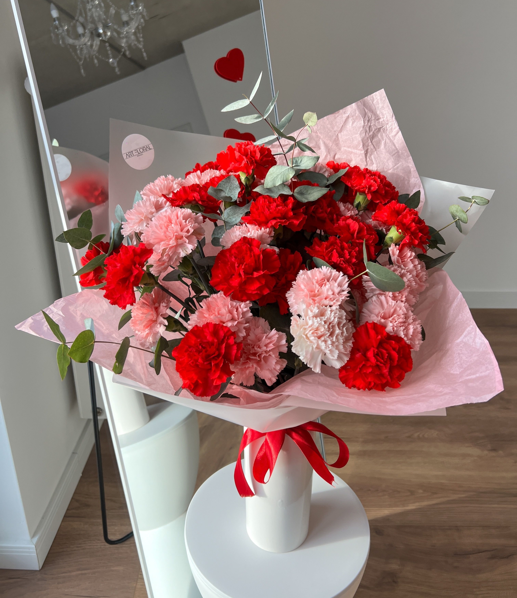 Blumenstrauß „Herzensfarben“ – rosa und rote Nelken mit Eukalyptus