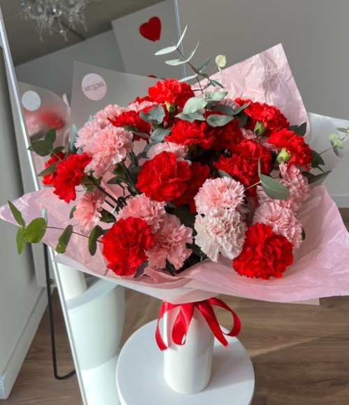 Detailansicht Blumenstrauß „Herzensfarben“ – rosa und rote Nelken