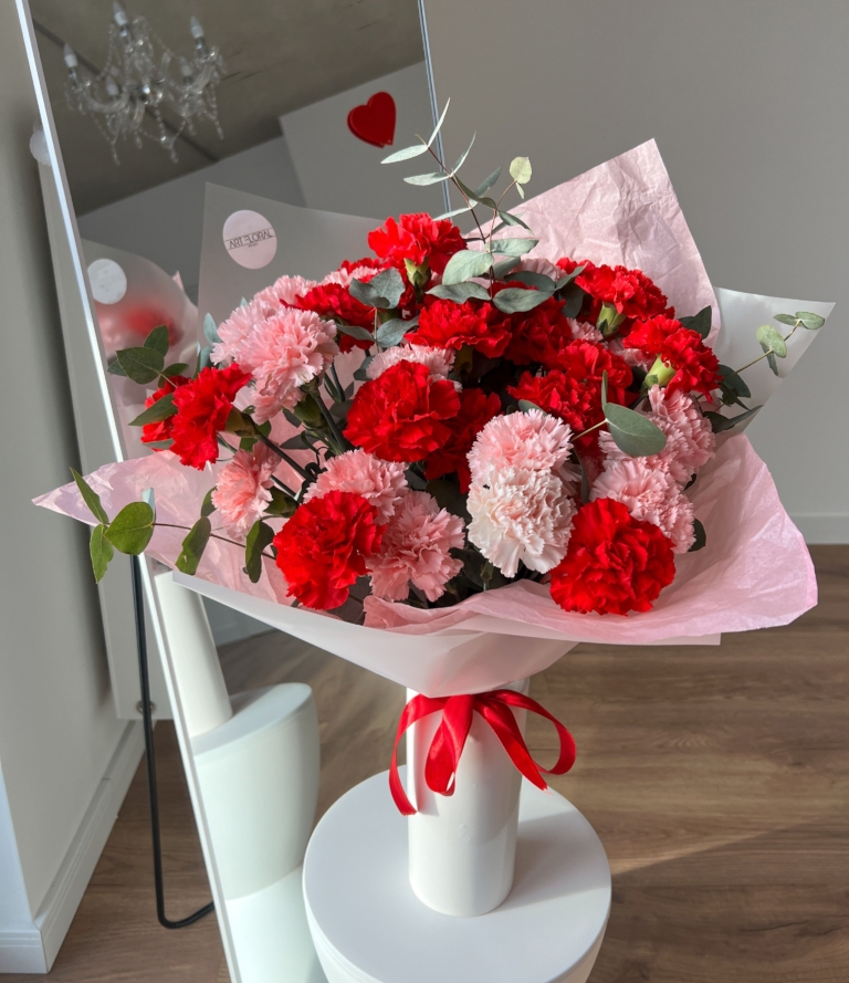 Blumenstrauß „Herzensfarben“ – romantischer Nelkenstrauß mit Eukalyptus