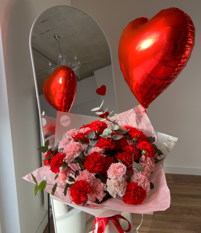 Roter heliumgefüllter Folienballon in Herzform – romantische Geschenkidee