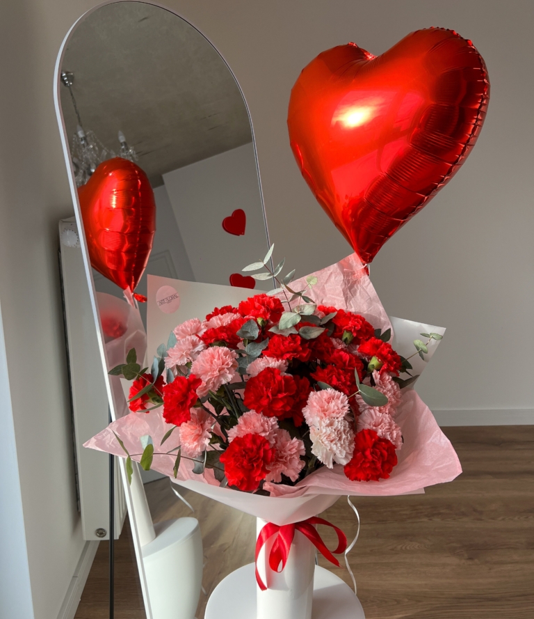 Blumenstrauß mit Herzballon – „Herzensfarben“ mit rotem Ballon