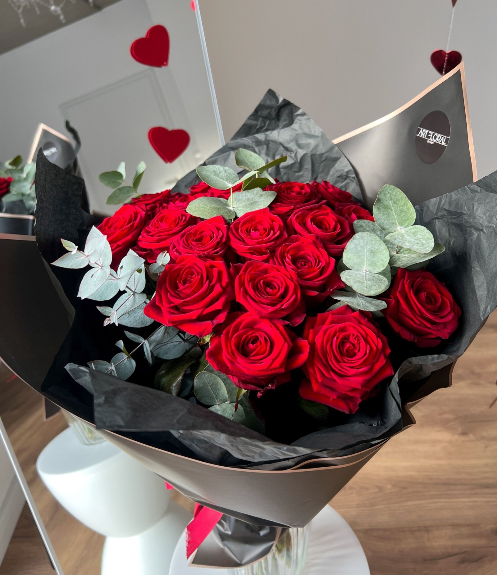 Detailansicht Blumenstrauß "Liebe in Schwarz" – rote Rosen und frischer Eukalyptus