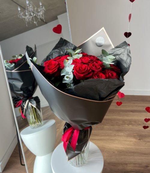 Blumenstrauß "Liebe in Schwarz" – eleganter Rosenstrauß mit Eukalyptus in Schwarz