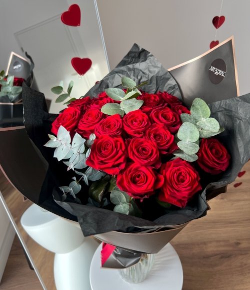 Blumenstrauß "Liebe in Schwarz" – stilvolle schwarze Geschenkverpackung