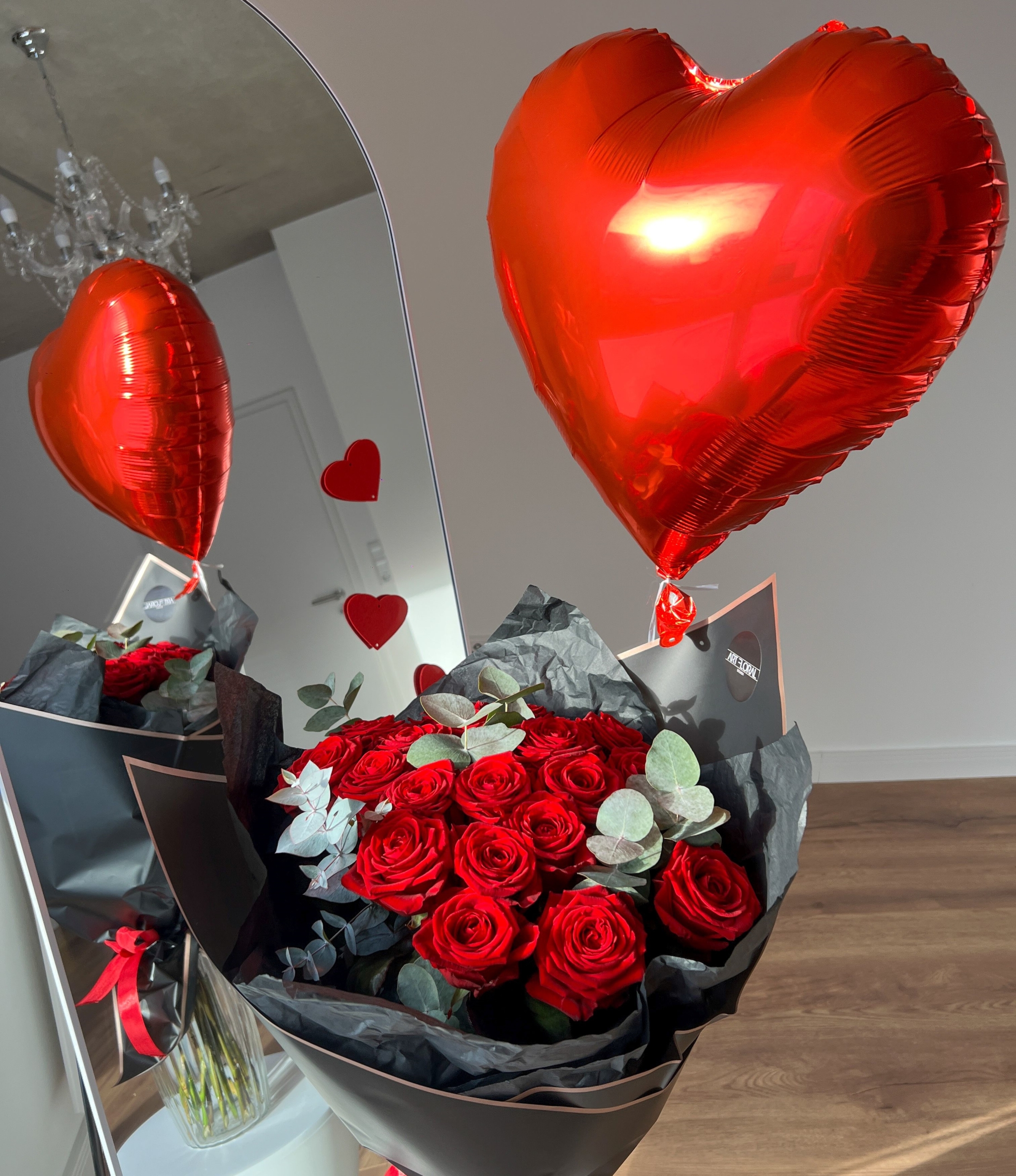 Detailansicht Blumenstrauß „Liebe in Schwarz“ – rote Rosen und Eukalyptus in Schwarz