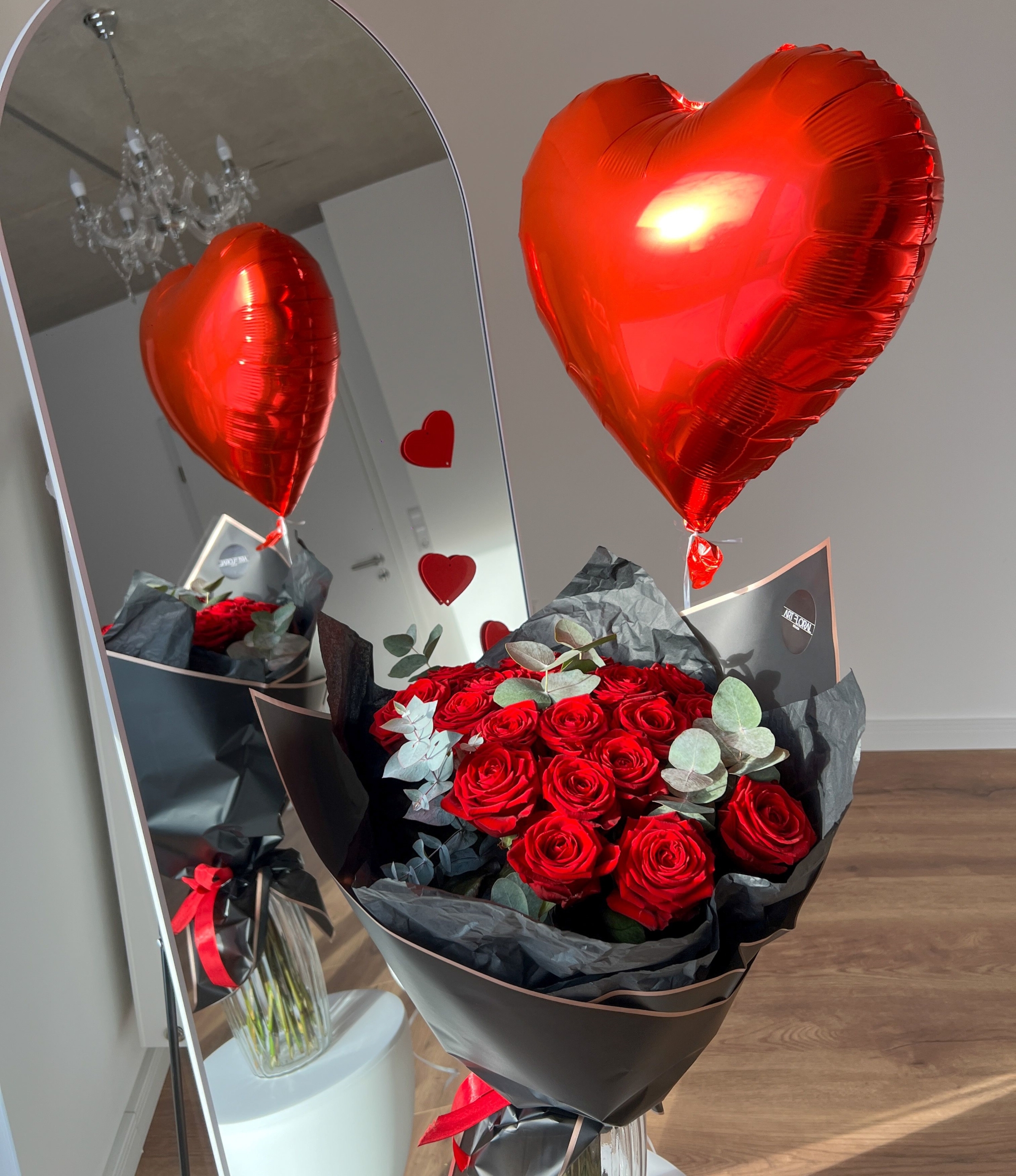 Detailansicht Blumenstrauß „Liebe in Schwarz“ – rote Rosen und Eukalyptus in Schwarz