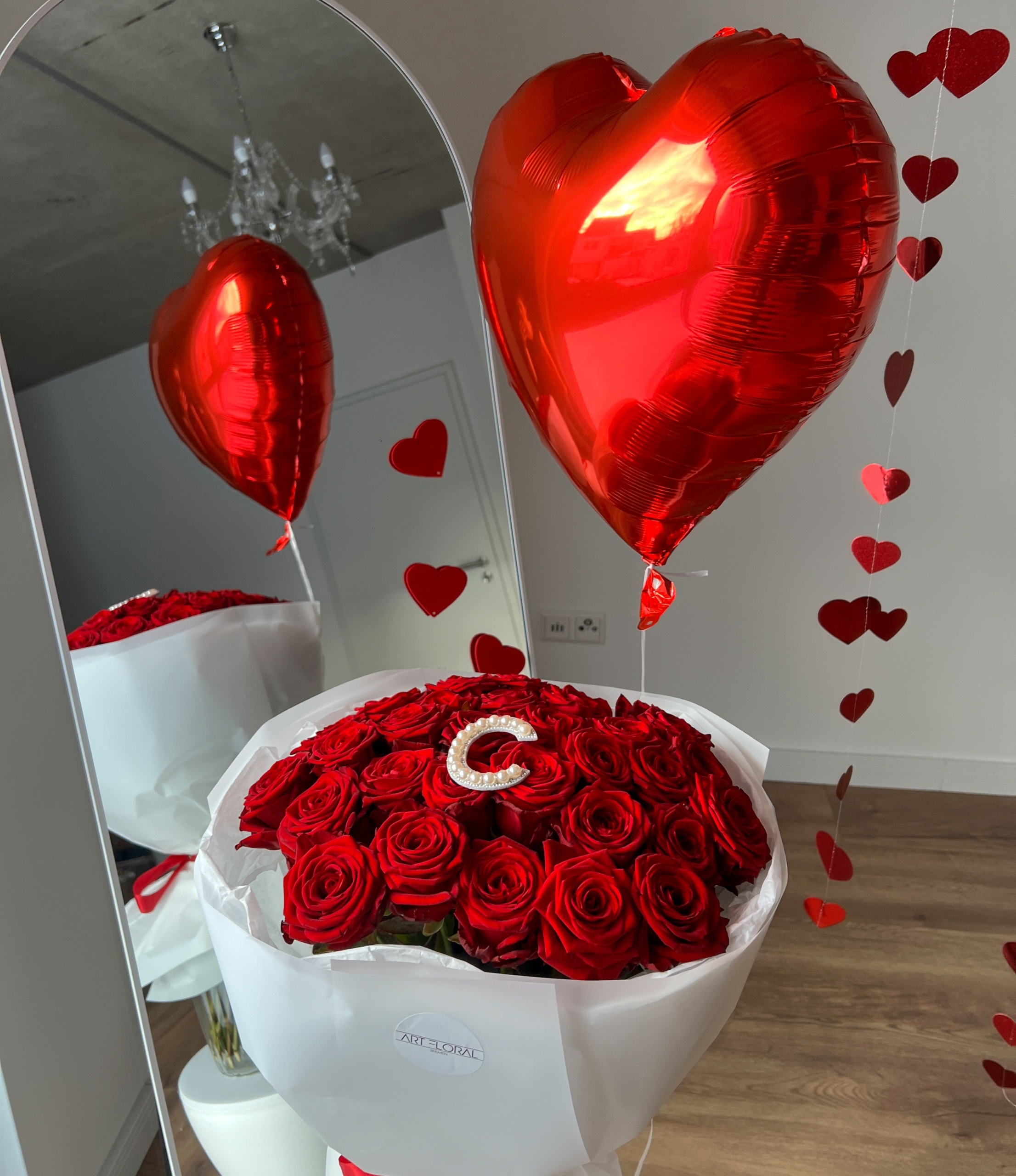 Blumenstrauß mit Buchstabe aus Rosen und Herzballon – personalisiertes Geschenk mit roten Rosen