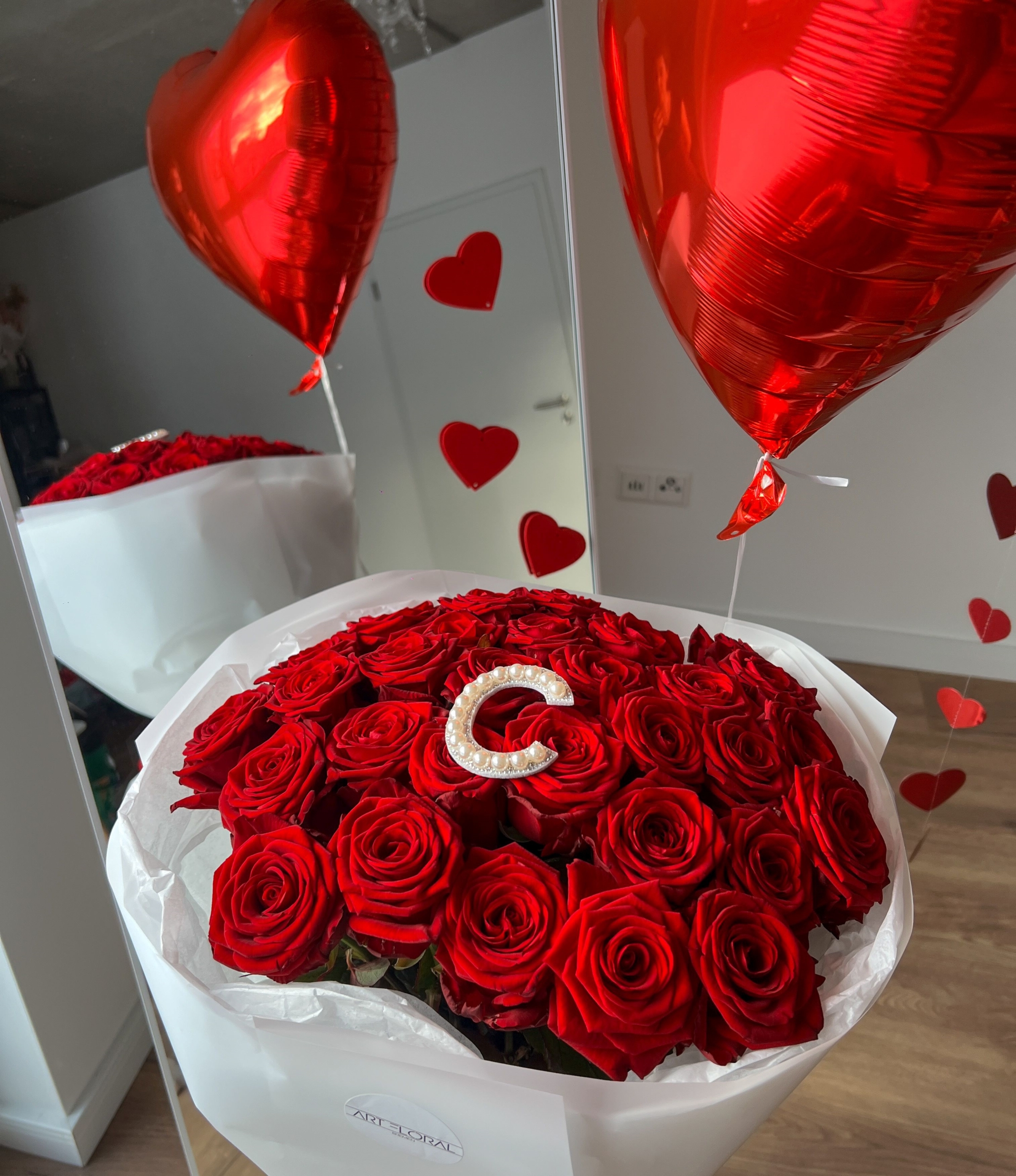 Blumenstrauß mit Buchstabe aus Rosen und Herzballon – personalisiertes Geschenk mit roten Rosen