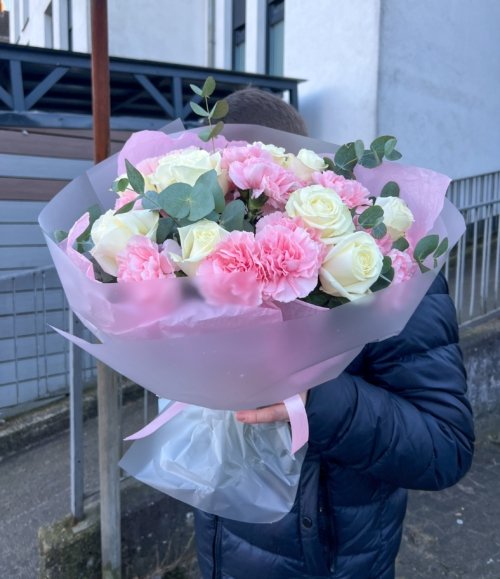 Eleganter Blumenstrauß in Rosa und Weiß mit Eukalyptus