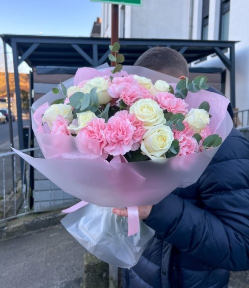 Rosa-weißer Blumenstrauß mit frischem Eukalyptus