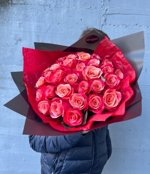 Moderner Rosenstrauß in Rot und Pink mit schwarzem Papier