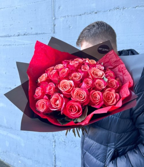 Eleganter Blumenstrauß mit Sonnenuntergangsfarben und schwarzer Hülle