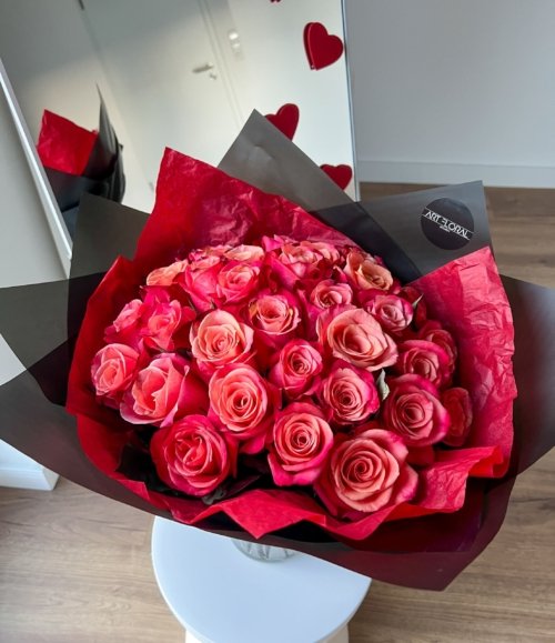 Rote und pinke Rosen mit orangener Mitte im modernen Design