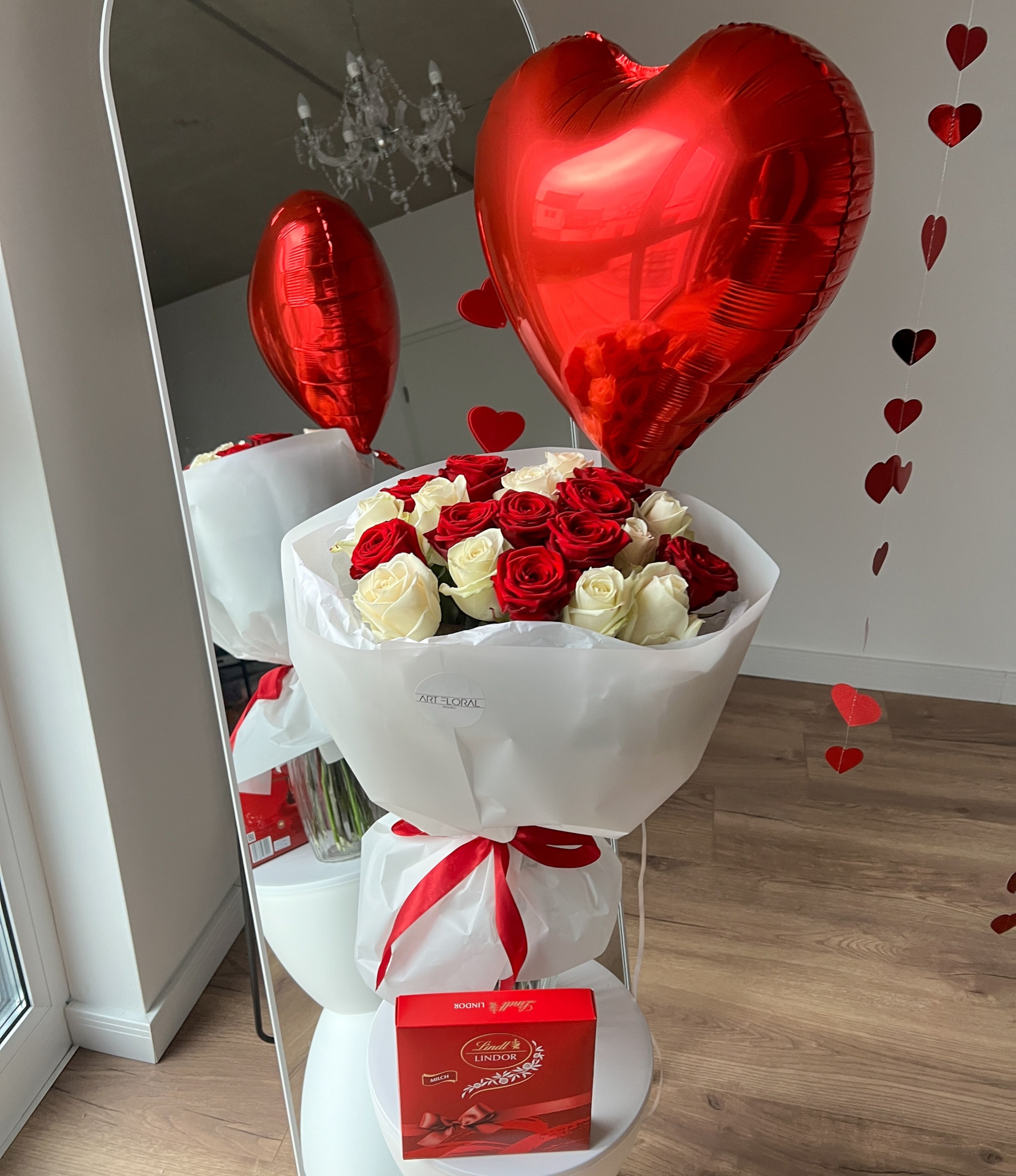 Geschenkset Liebesduett mit roten und weißen Rosen