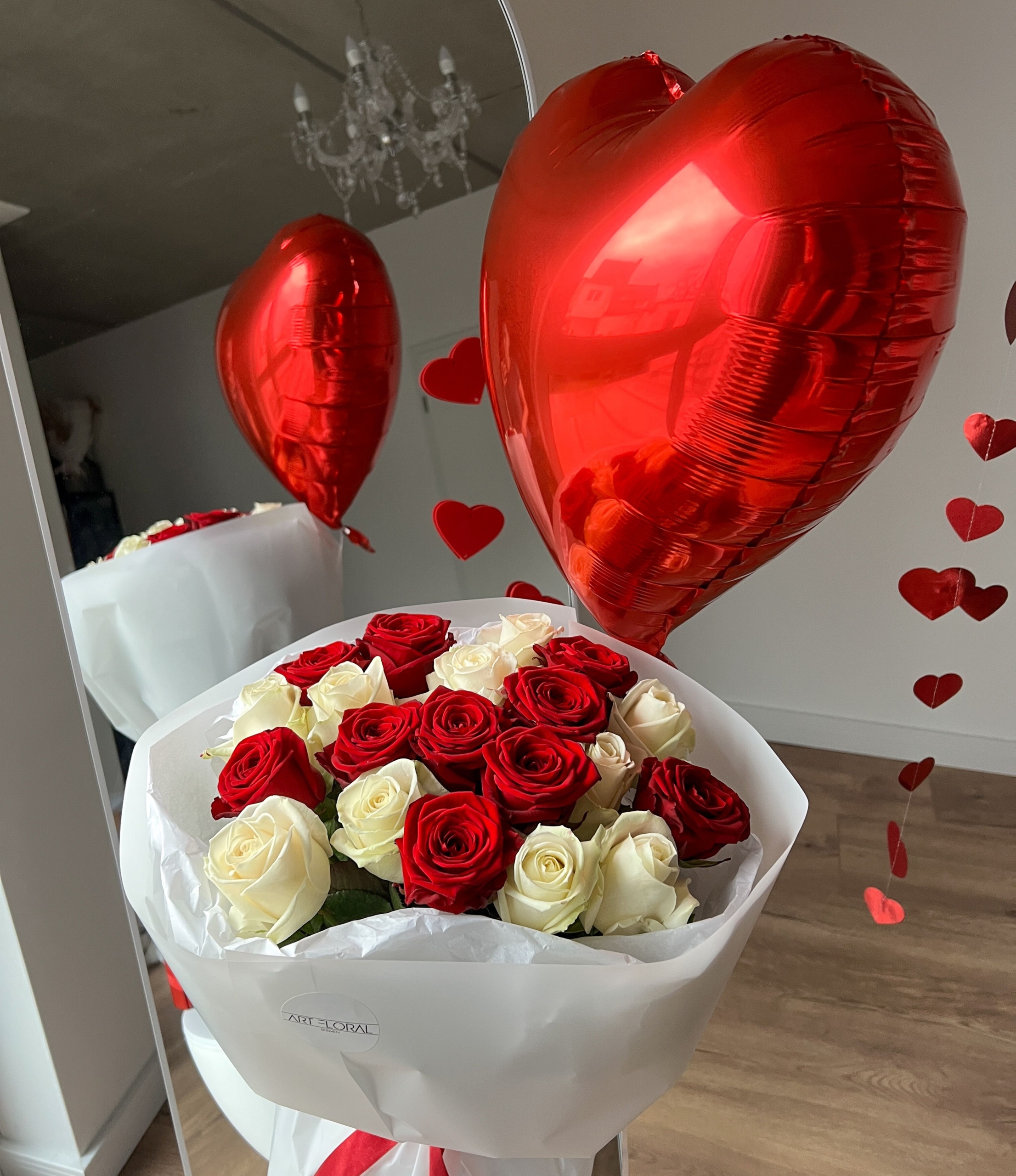 Geschenkset Liebesduett mit roten und weißen Rosen