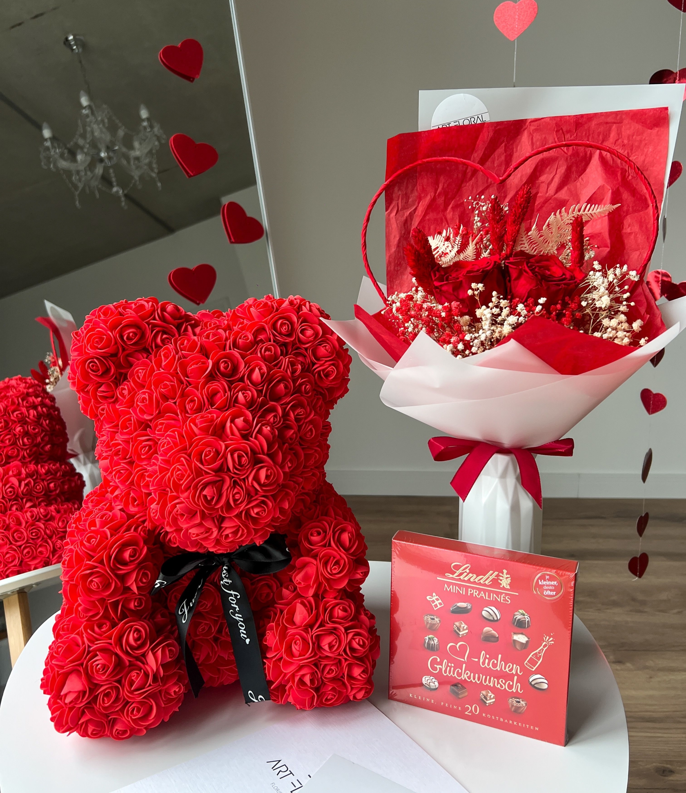 Geschenkset „Liebevolle Rot“ mit Rosenbär, Trockenblumenstrauß und Lindt Mini Pralinés