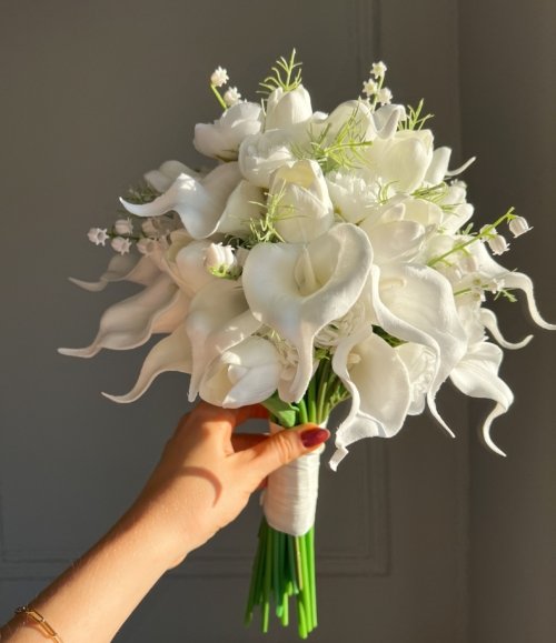 Weißer Brautstrauß mit Calla und Tulpen
