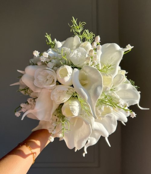 Hochzeitsstrauß aus weißen Callas und Tulpen
