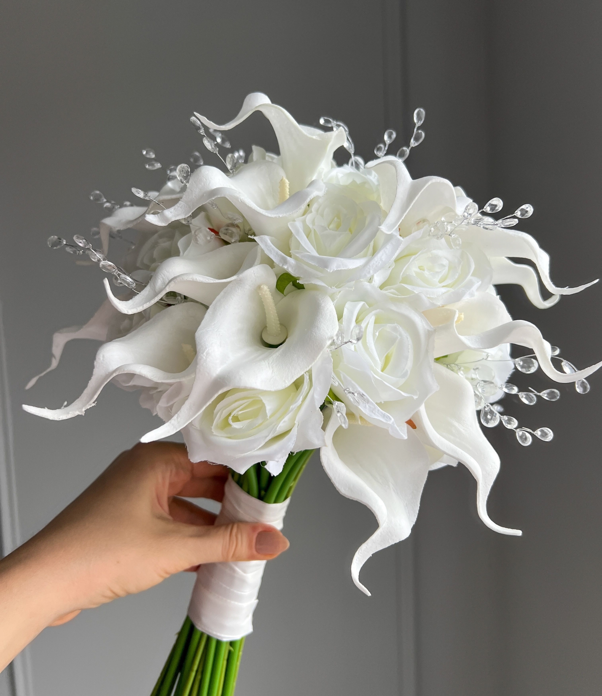 Brautstrauß Kristallglanz mit Rosen, Calla und funkelnden Kristallen