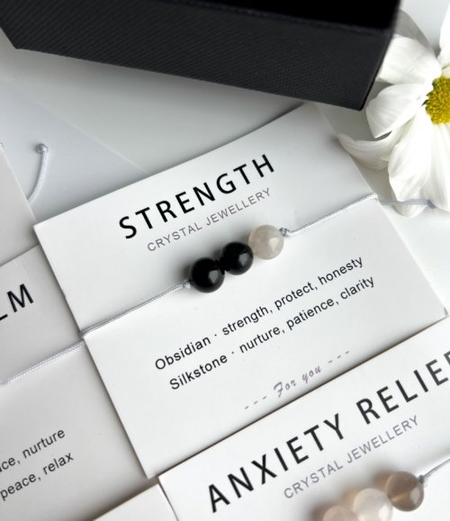 Edelstein-Armband auf Bedeutungskarte Strength
