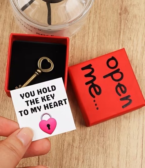 Rote Geschenkbox Open Me mit Schlüssel und Liebesbotschaft