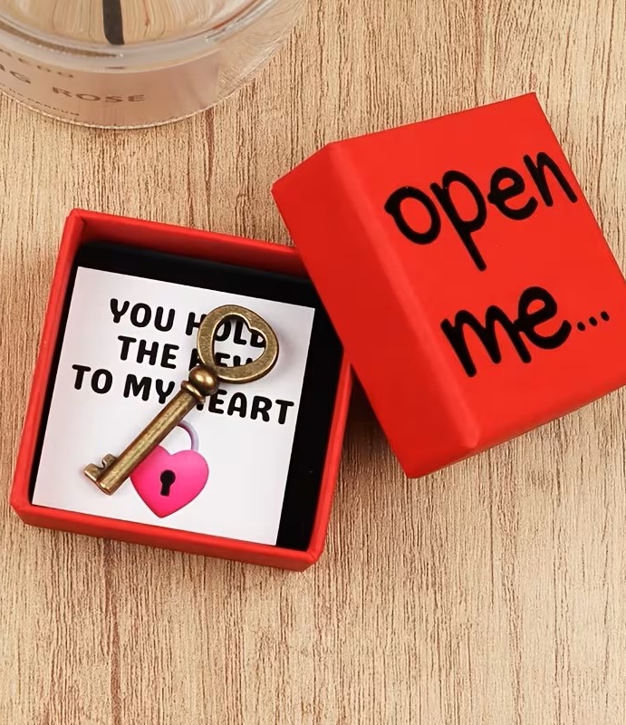 Rote Geschenkbox Open Me mit Schlüssel und Liebesbotschaft