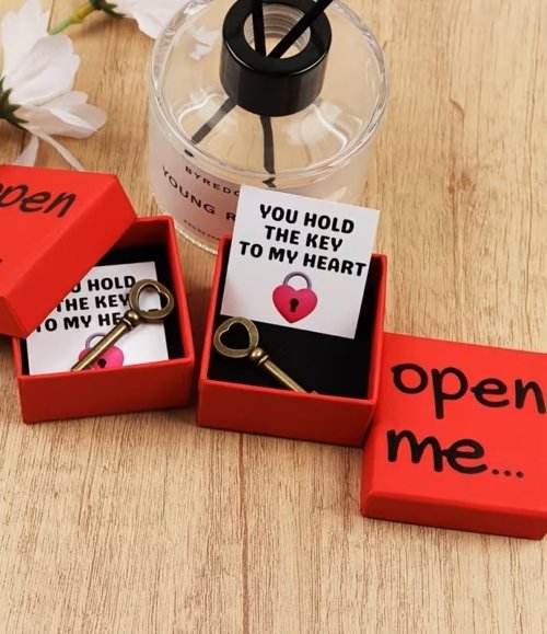 Detailaufnahme Schlüssel und Botschaft in Geschenkbox