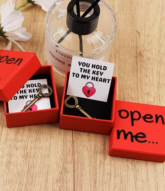 Detailaufnahme Schlüssel und Botschaft in Geschenkbox